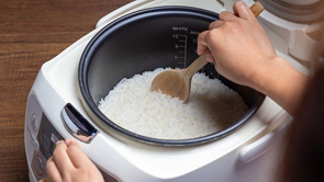 rice cooker with steaming rice