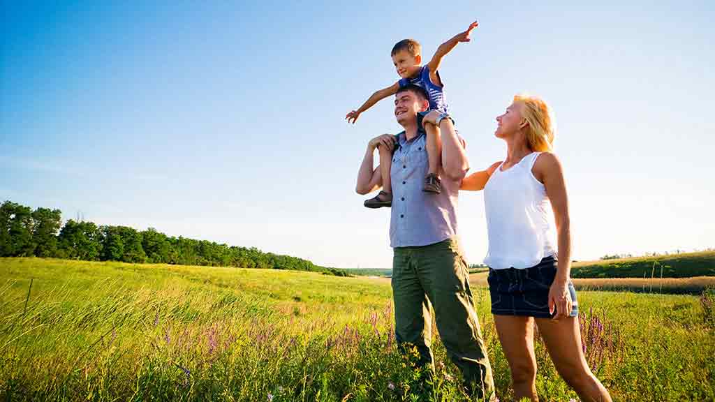 parents with child on fathers shoulder outside