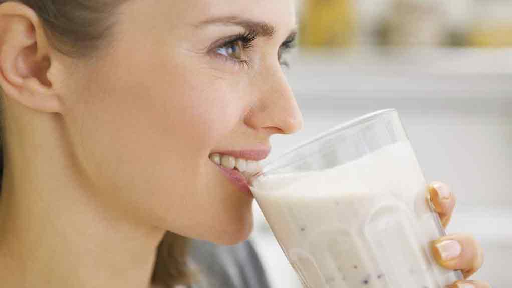 woman drinking diet shake