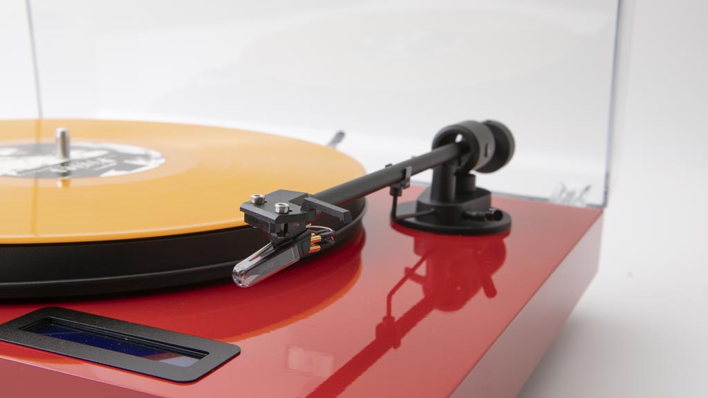 The piano red gloss finish and OM5 cartridge deliver a stylish turntable with some good audio quality