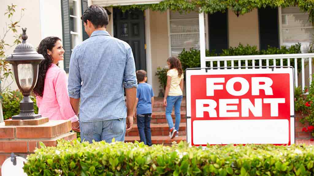 couple enter house with for rent sign