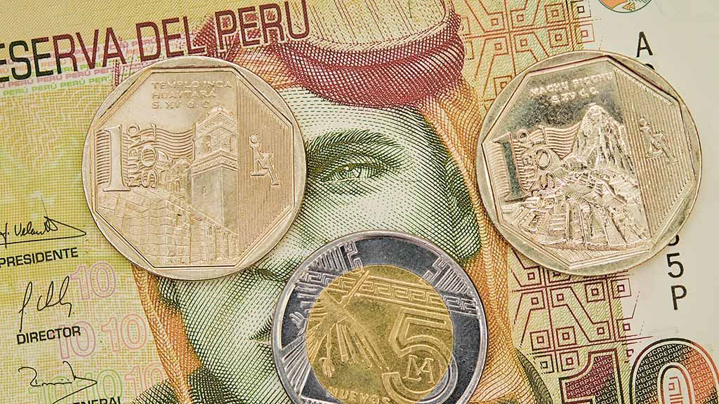 travelling to peru money