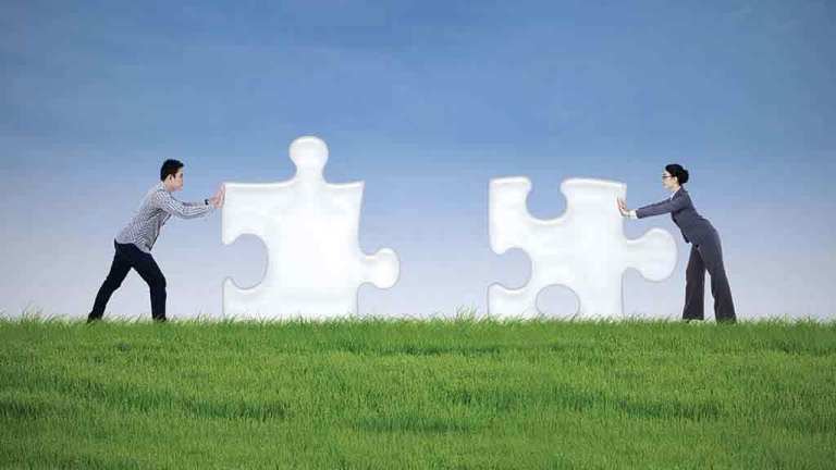 life coaching lead ns two people holding puzzles pieces