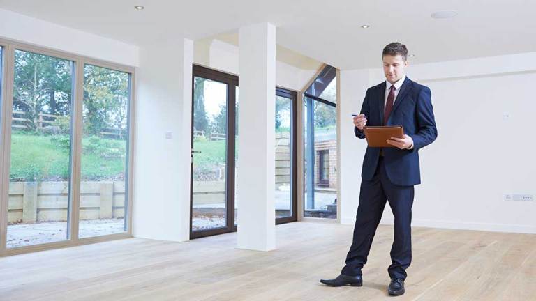 real estate agent valuing property