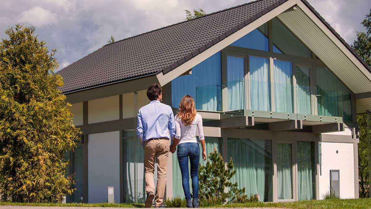 couple looking at house for sale