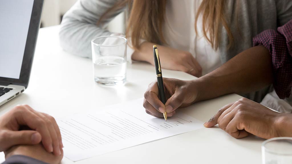 signing mortgage agreement with mortgage broker