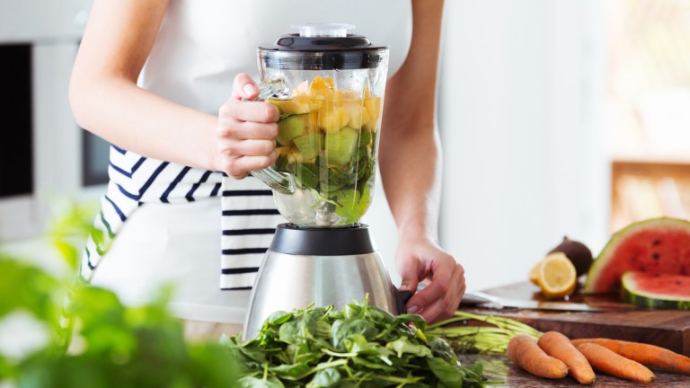 using_up_fruit_in_blender_stop_food_wate_lead