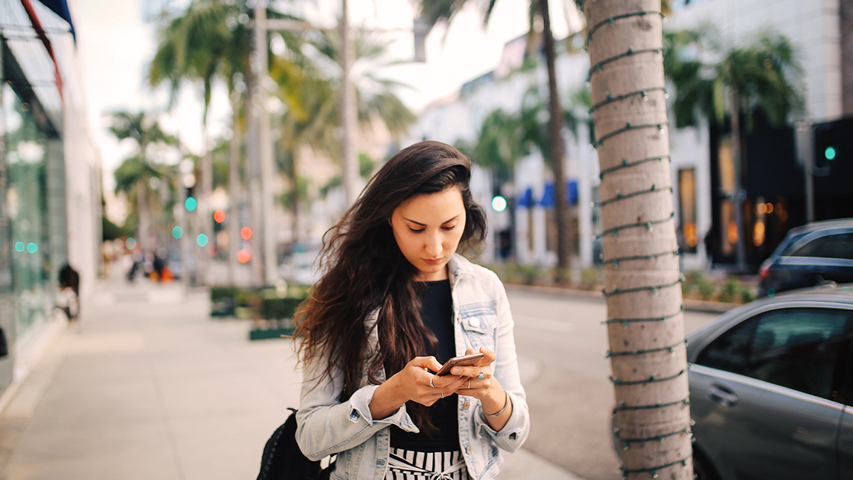 tourist_texting_on_smartphone_in_a_west_hollywood_street
