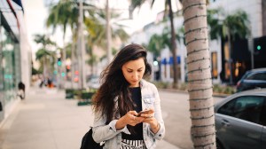 tourist_texting_on_smartphone_in_a_west_hollywood_street