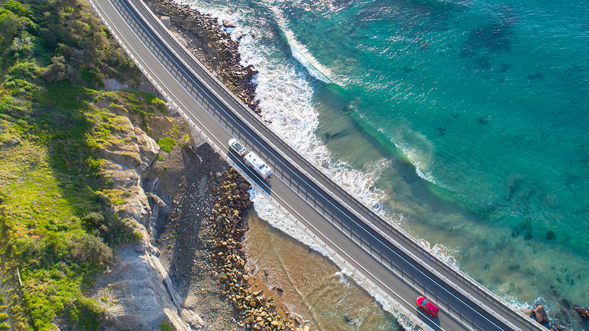 car_with_caravan_crossing_the_sea_cliff_bridge_in_clifton