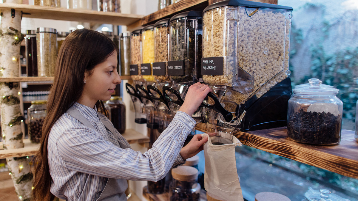 woman_shopping_refillable_products