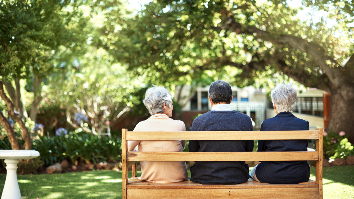 retirees_sitting_in_retirement_village_lead