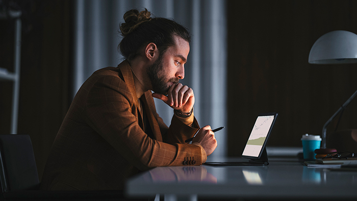 man_on_laptop_at_desk