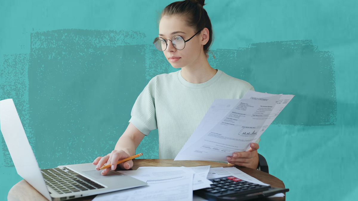 DATA_rental_apps_woman_on_computer