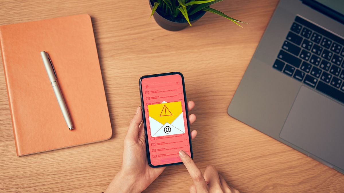 a_person_receiving_a_scam_message_via_email_on_theitr_phone