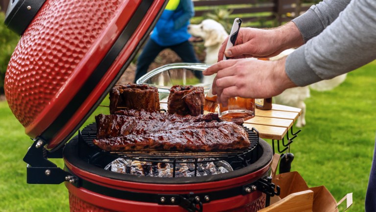 cooking_meat_in_a_smoker_bbq
