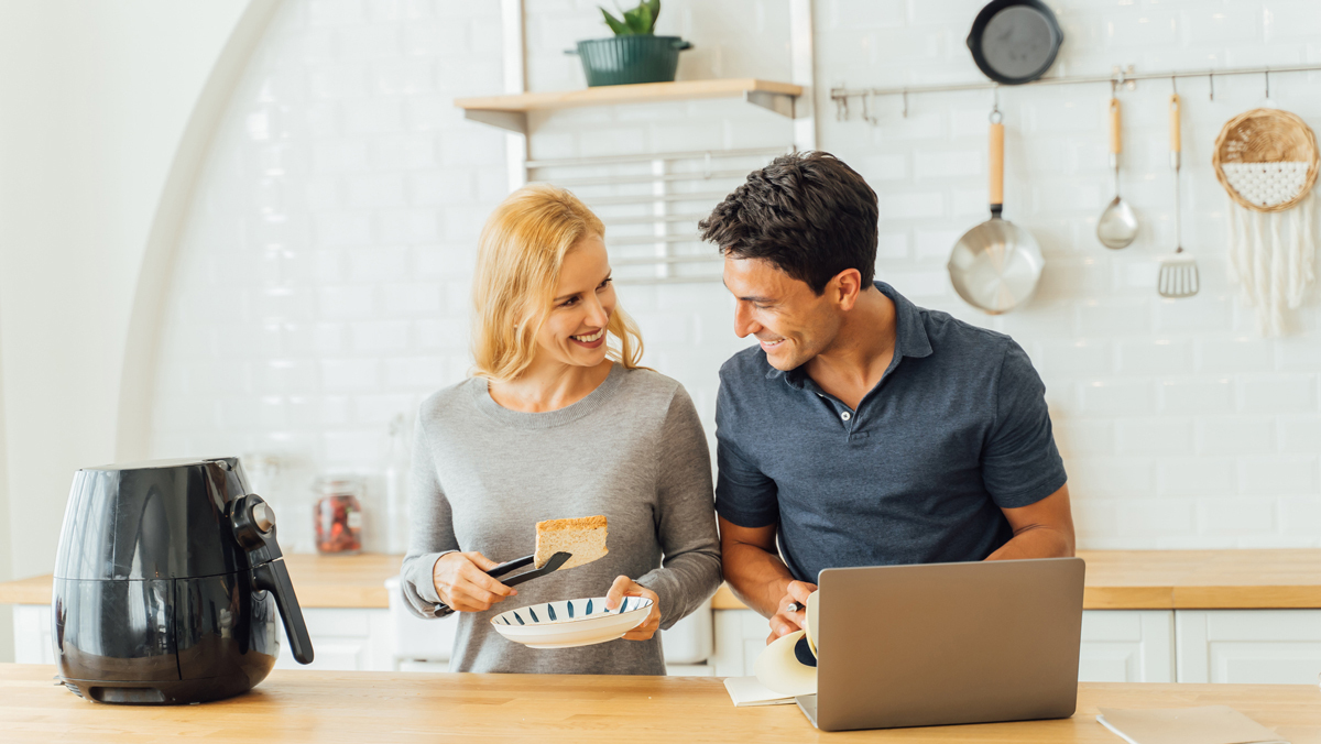 man_and_woman_cooking_with_air_fryer