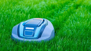 robot_lawnmower_cutting_grass_