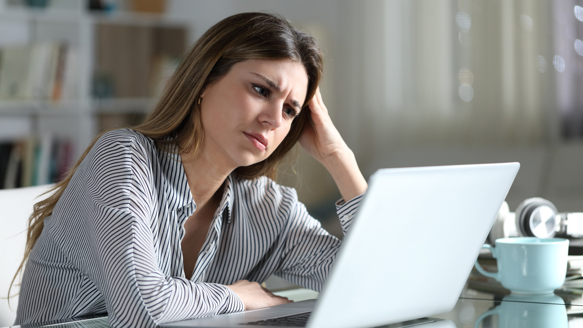 woman_lodging_online_complaint