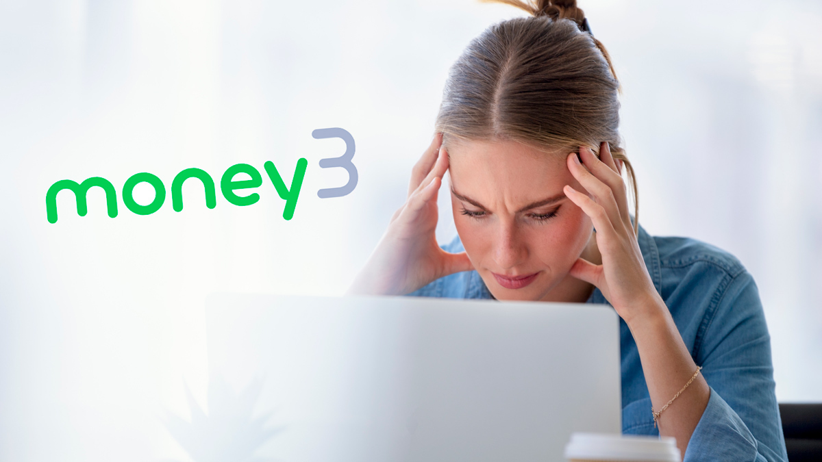 woman in finacial distress Money3