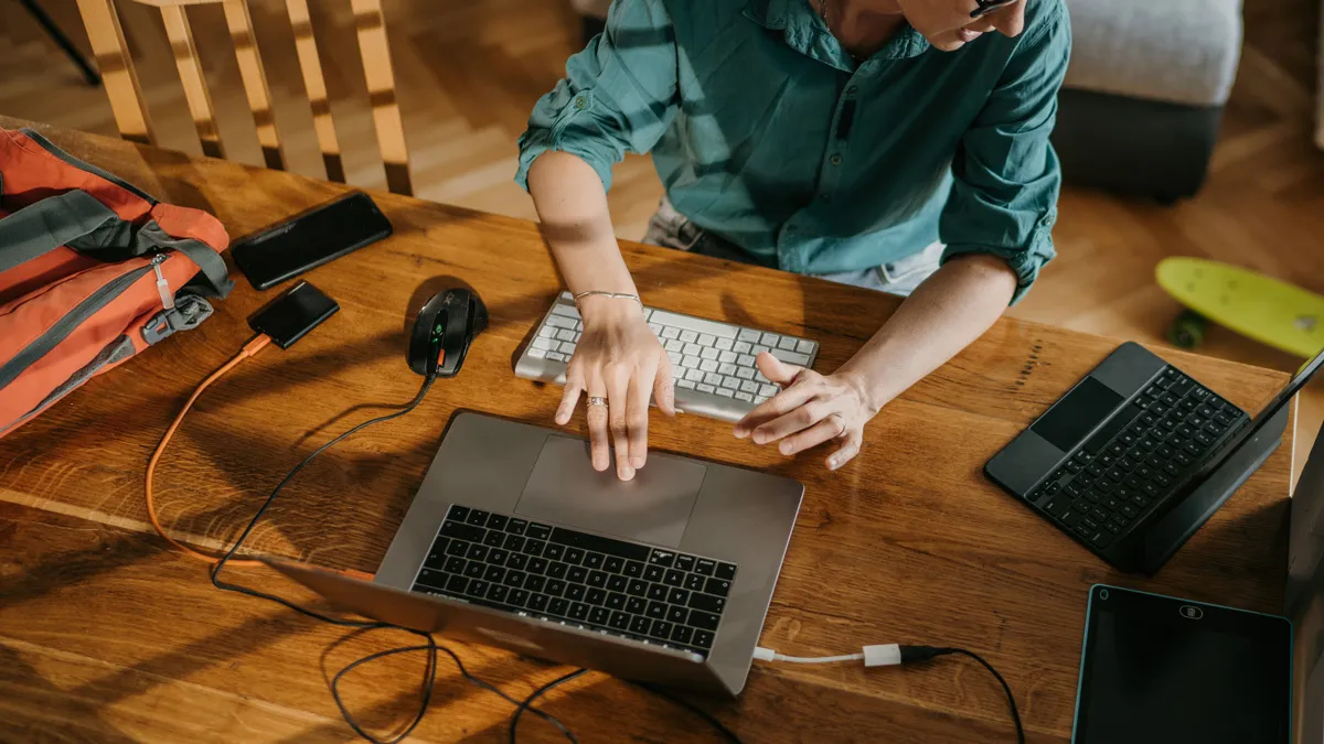 woman_using_tech_gadgets_laptop