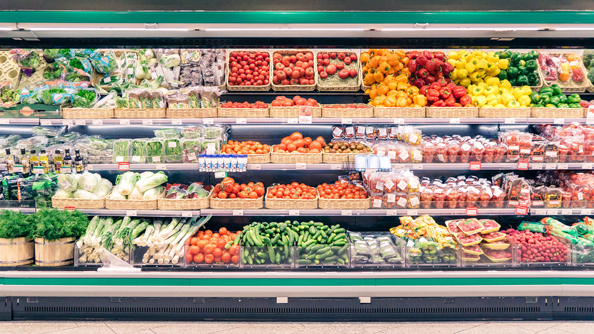 loose and packaged produce in a supermarket