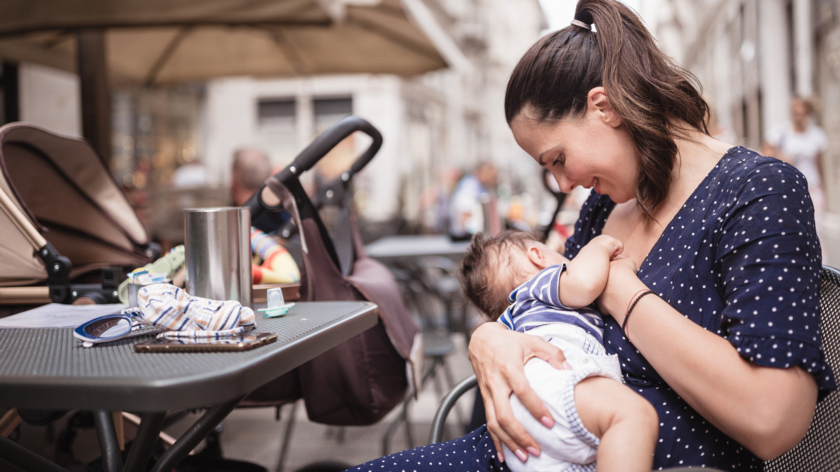 breastfeeding mother at cafe