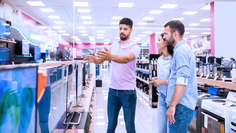 couple_shopping_for_appliances