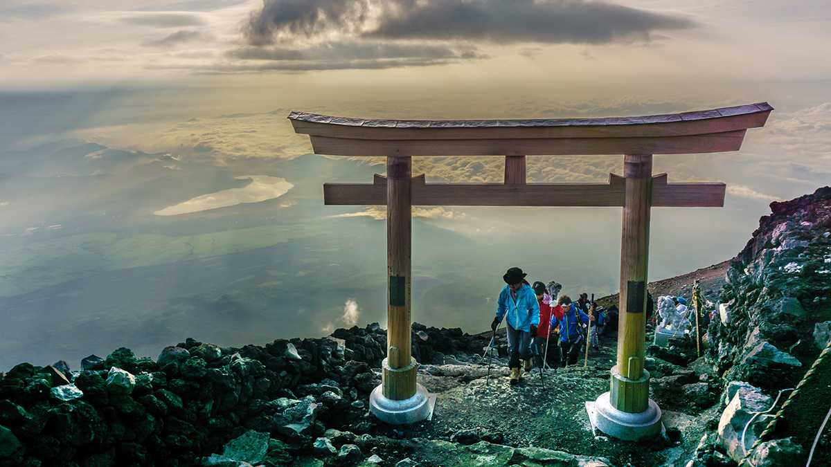 people_climbing_mt_fuji_japan