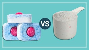 three_dishwashing_tablets_next_to_dishwashing_powder_in_a_scoop