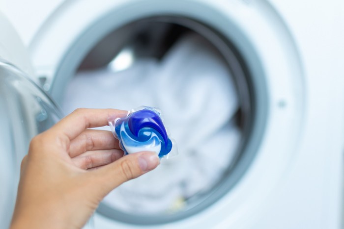 laundry_pod_going_into_washing_machine