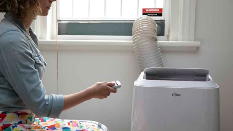 Switching a portable air conditioner on