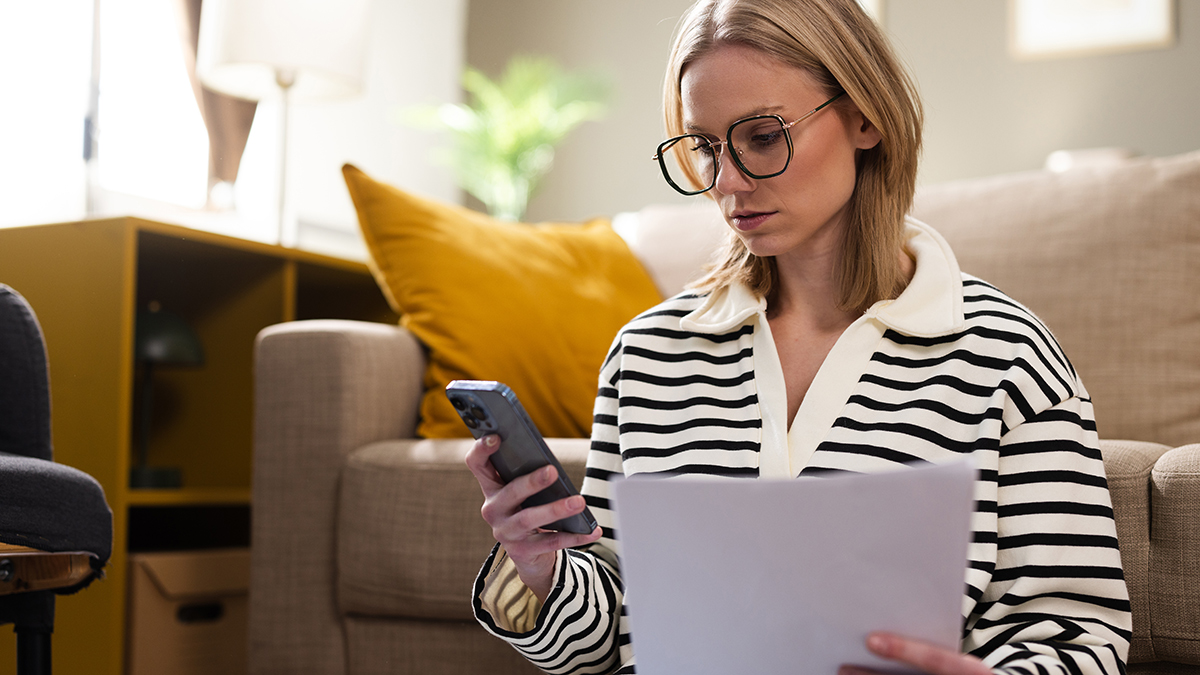 person paying rent on a smartphone app