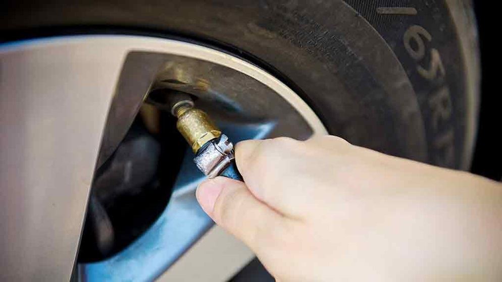 How do you determine car tire pressure?